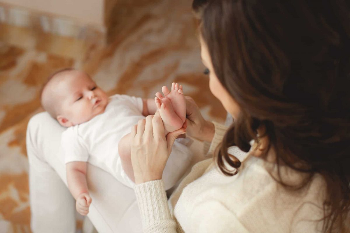 Neugeborenes in weißer Decke – Babyfotograf Frankfurt Zuhause