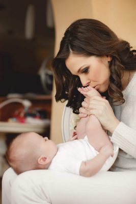 Winzige Babyfüße – Newborn Fotografie Frankfurt