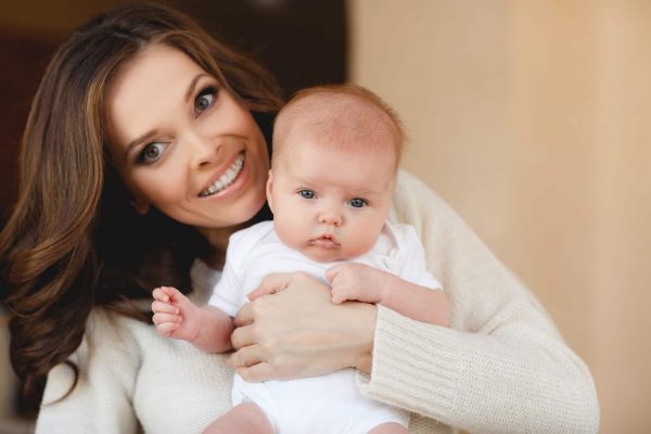 Mutter und Baby lächeln gemeinsam – Babyfotografie Frankfurt Rhein-Main