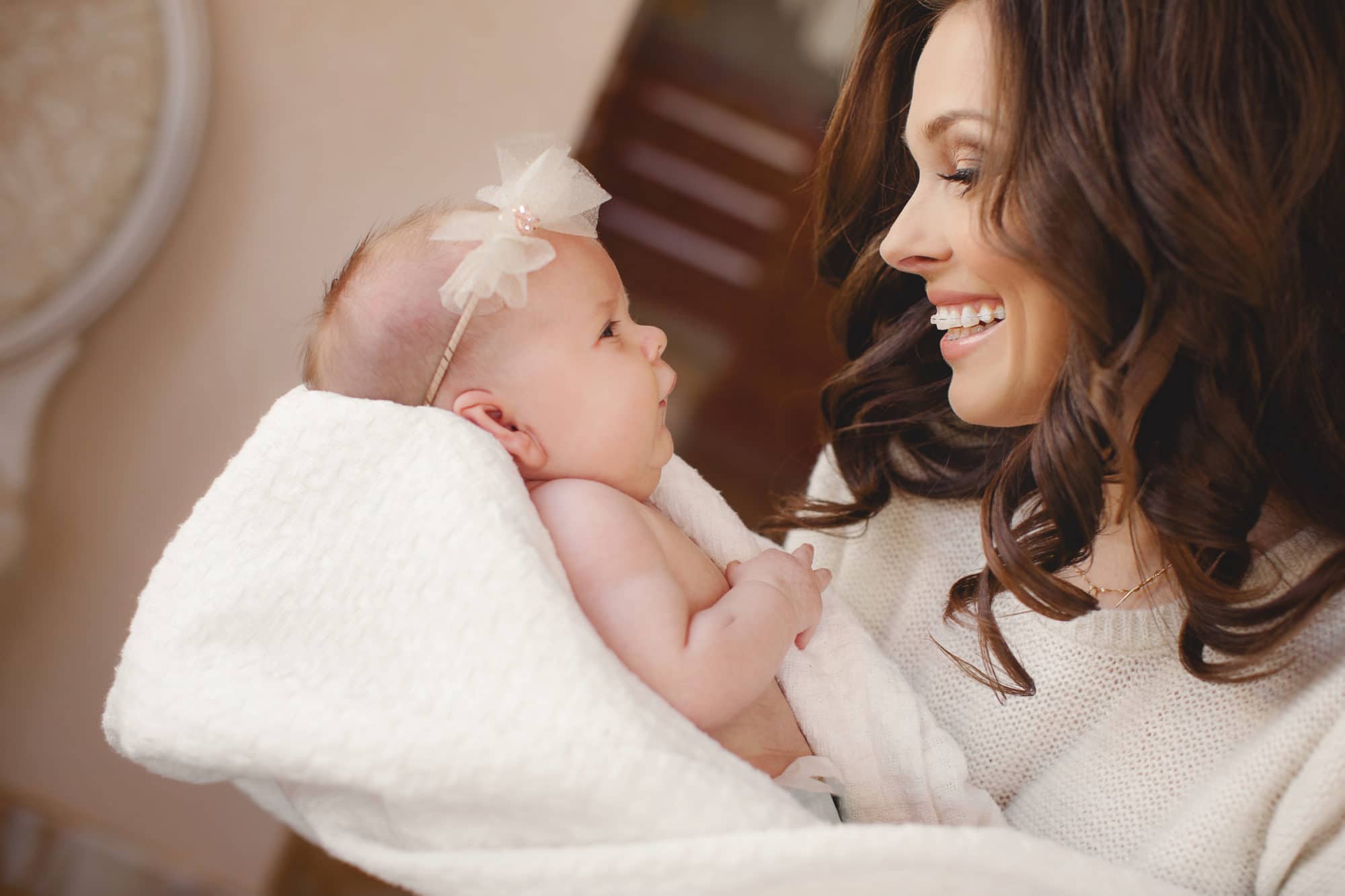 Baby-Mädchen mit Schleife in weißer Wolldecke – Babyshooting Bad Homburg