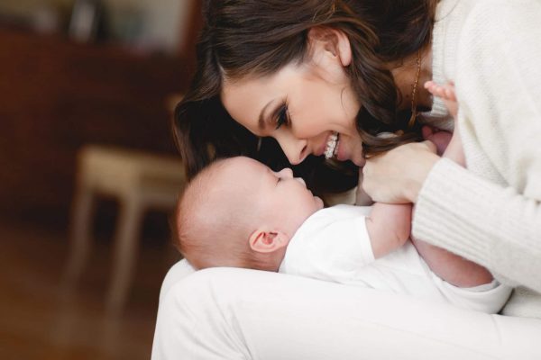 Mutter und Baby Nase an Nase – Newbornshooting Frankfurt bei Ihnen Zuhause