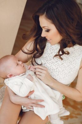 Mutter hält Neugeborenes auf dem Arm – Babyshooting Offenbach Zuhause